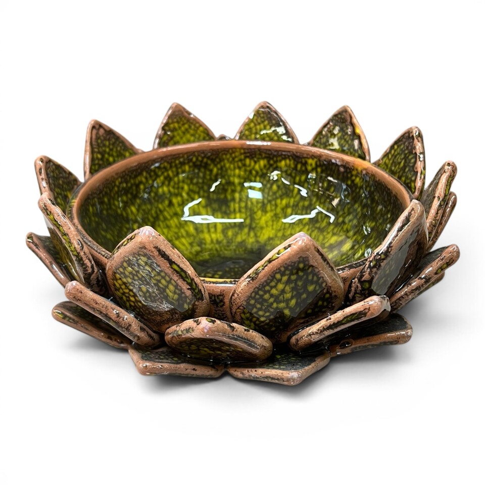 Centrotavola fiore di loto decoro mattone e giallo effetto marmo in ceramica siciliana Produzione artigianale di Santo Stefano di Camastra Diametro 23cm