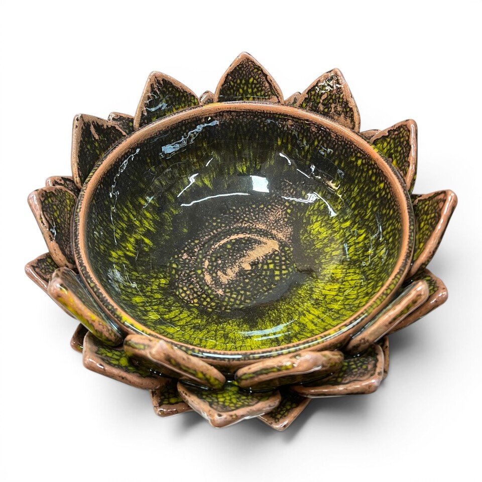 Centrotavola fiore di loto decoro mattone e giallo effetto marmo in ceramica siciliana Produzione artigianale di Santo Stefano di Camastra Diametro 23cm