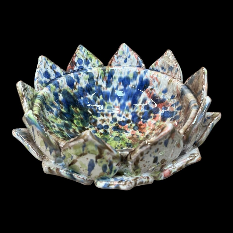 Centrotavola fiore di loto decoro multicolore in ceramica siciliana Produzione artigianale di Santo Stefano di Camastra Diametro 20cm