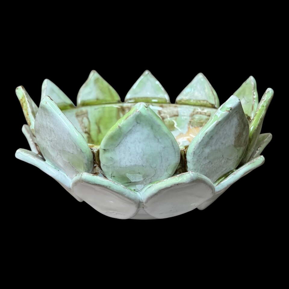Centrotavola fiore di loto decoro verde mela e bianco in ceramica siciliana Produzione artigianale di Santo Stefano di Camastra Diametro 20cm