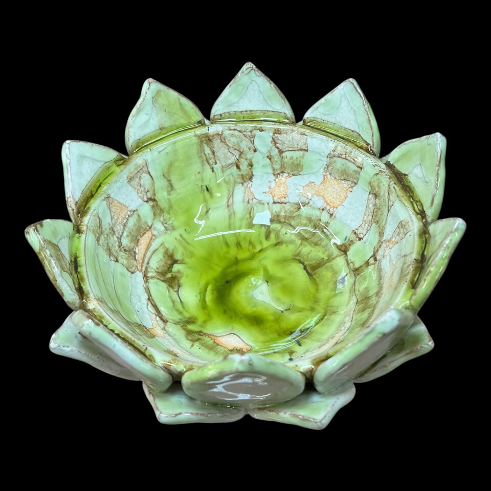 Centrotavola fiore di loto decoro verde mela e bianco in ceramica siciliana Produzione artigianale di Santo Stefano di Camastra Diametro 20cm