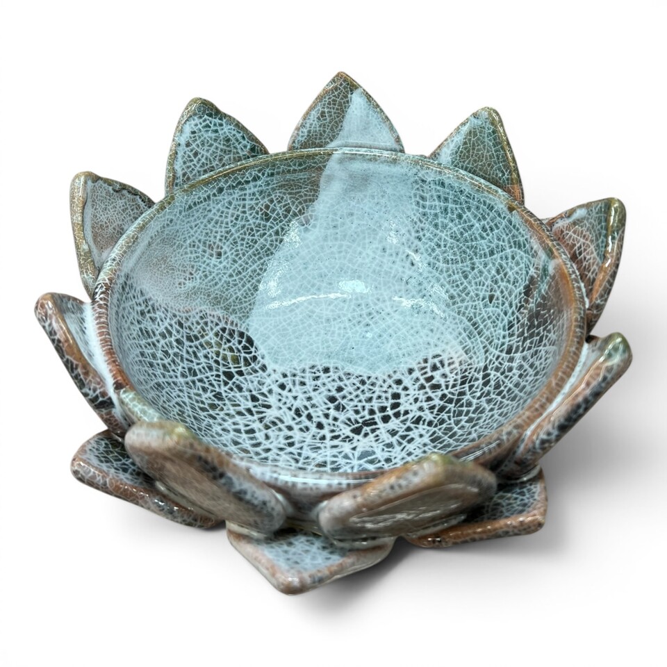 Centrotavola fiore di loto decoro azzurro e pietra effetto marmo Produzione artigianale di Santo Stefano di Camastra Diametro 20cm