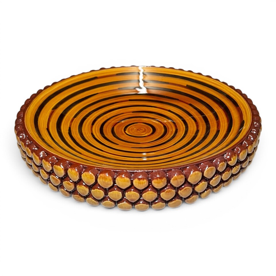 Centrotavola decoro pigna ambrato in ceramica siciliana Produzione artigianale di Santo Stefano di Camastra Diametro 27cm