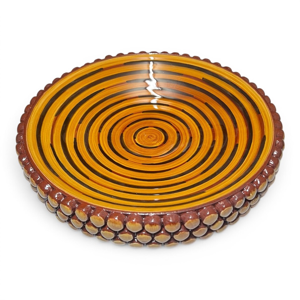 Centrotavola decoro pigna ambrato in ceramica siciliana Produzione artigianale di Santo Stefano di Camastra Diametro 27cm