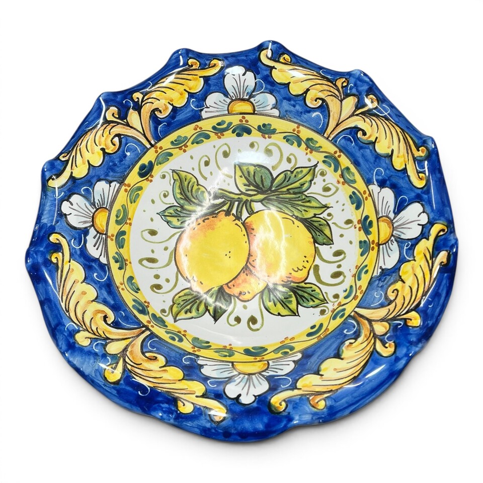 Centrotavola smerlato decoro ornato con limoni fondo blu in ceramica siciliana Produzione artigianale di Santo Stefano di Camastra Diametro 30cm
