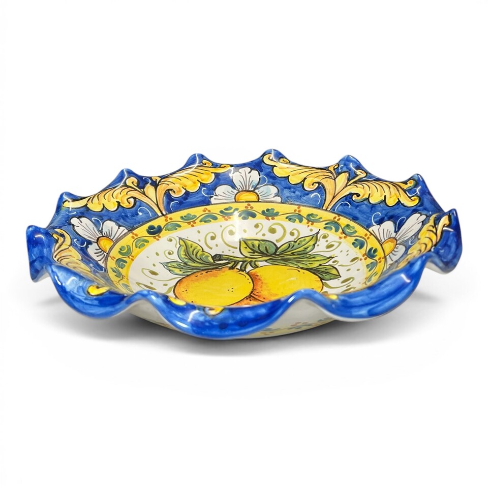 Centrotavola smerlato decoro ornato con limoni fondo blu in ceramica siciliana Produzione artigianale di Santo Stefano di Camastra Diametro 30cm