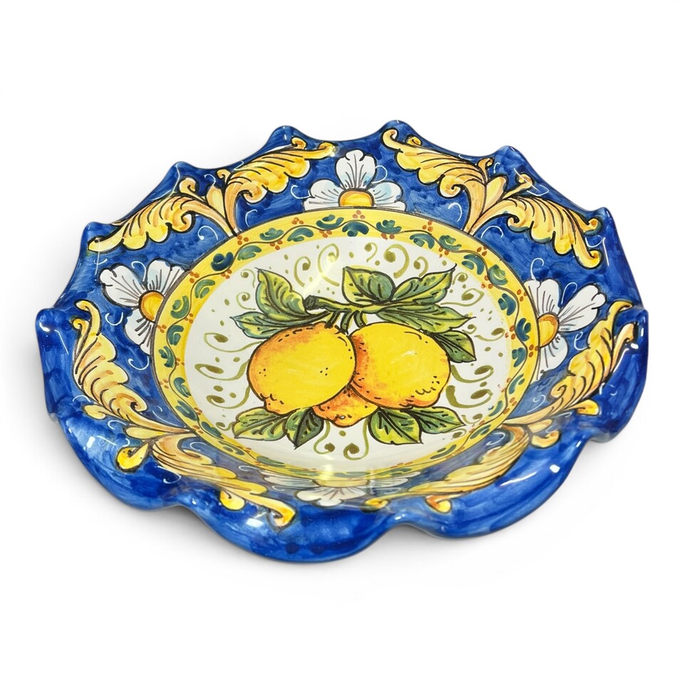 Centrotavola smerlato decoro ornato con limoni fondo blu in ceramica siciliana Produzione artigianale di Santo Stefano di Camastra Diametro 30cm