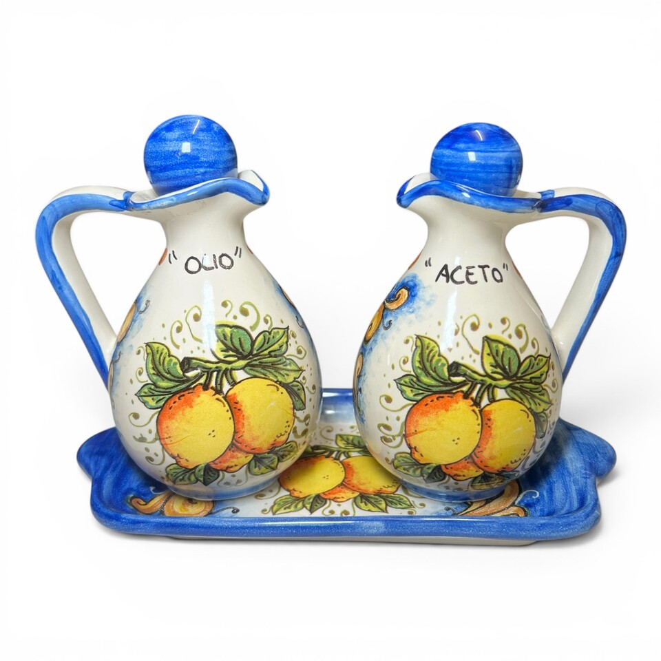 Set Olio e Aceto con vassoio decoro limoni ornato fondo blu in ceramica siciliana Produzione artigianale di Santo Stefano di Camastra h.18cm