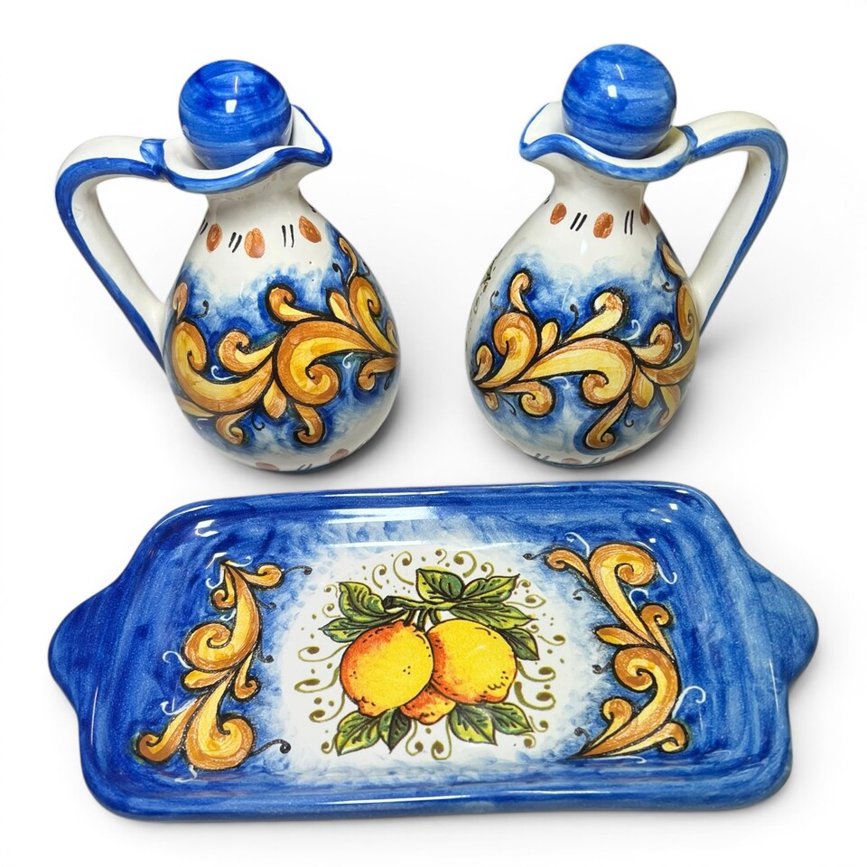 Set Olio e Aceto con vassoio decoro limoni ornato fondo blu in ceramica siciliana Produzione artigianale di Santo Stefano di Camastra h.18cm