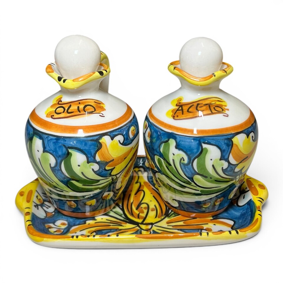 Set Olio e Aceto con vassoio decoro ornato giallo e verde fondo blu in ceramica siciliana Produzione artigianale di Caltagirone h.15cm