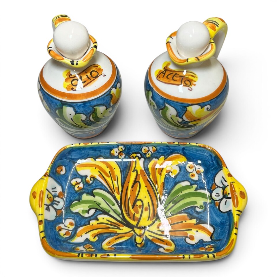 Set Olio e Aceto con vassoio decoro ornato giallo e verde fondo blu in ceramica siciliana Produzione artigianale di Caltagirone h.15cm