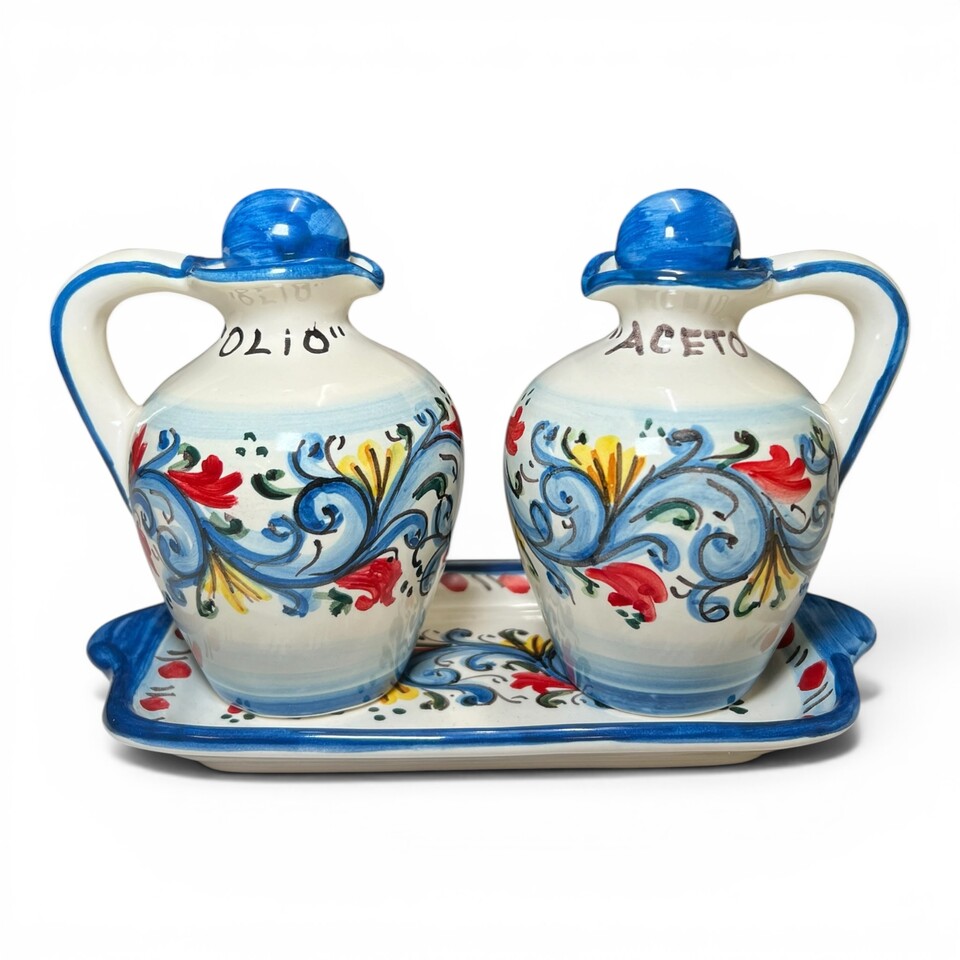 Set Olio e Aceto con vassoio decoro Angelica blu e rosso in ceramica siciliana Produzione artigianale di Santo Stefano di Camastra h.18cm
