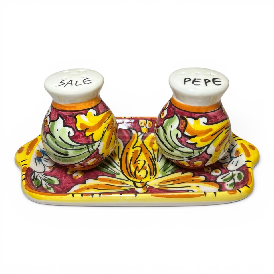 Set Sale e Pepe con vassoio decoro ornato giallo fondo bordeaux in ceramica siciliana Produzione artigianale di Caltagirone h.8cm