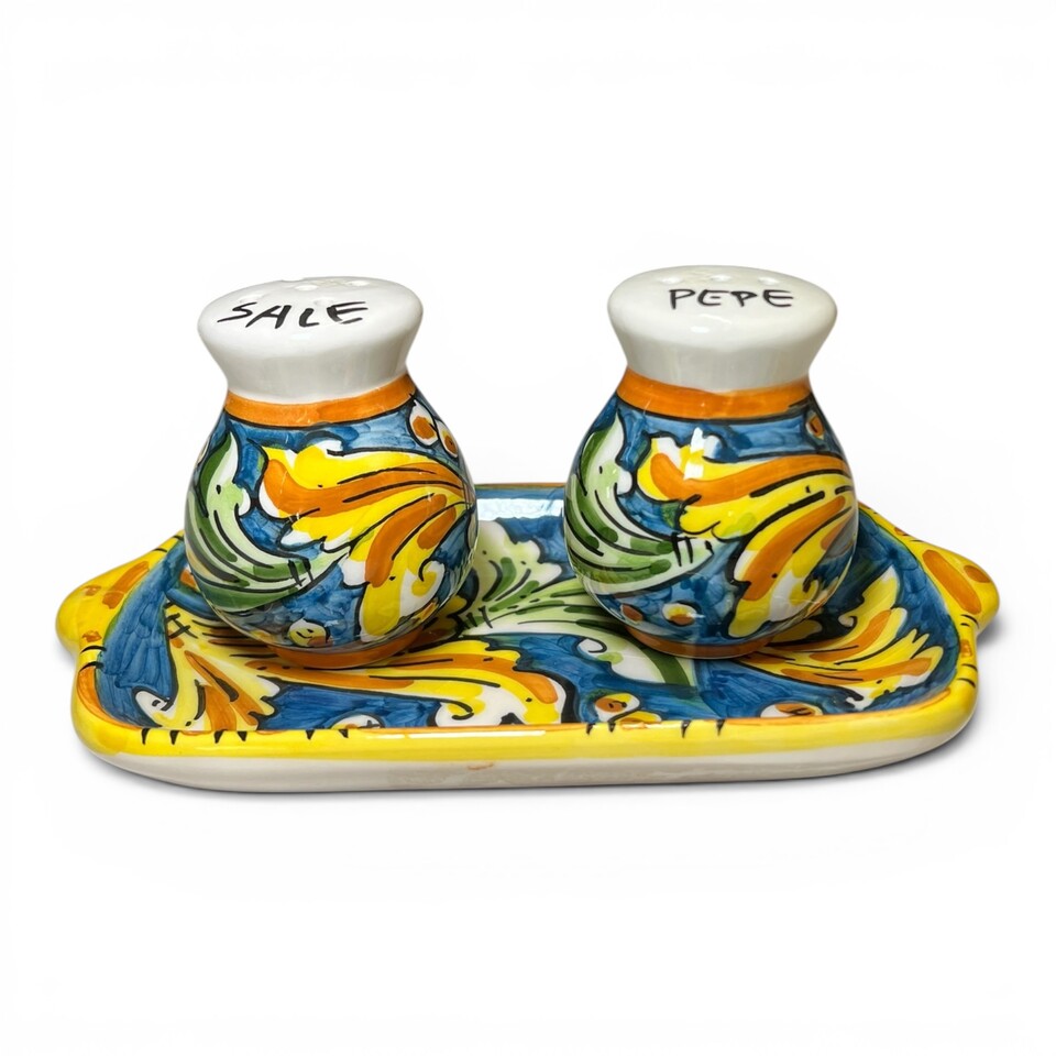 Set Sale e Pepe con vassoio decoro ornato giallo e verde fondo blu in ceramica siciliana Produzione artigianale di Caltagirone h.8cm