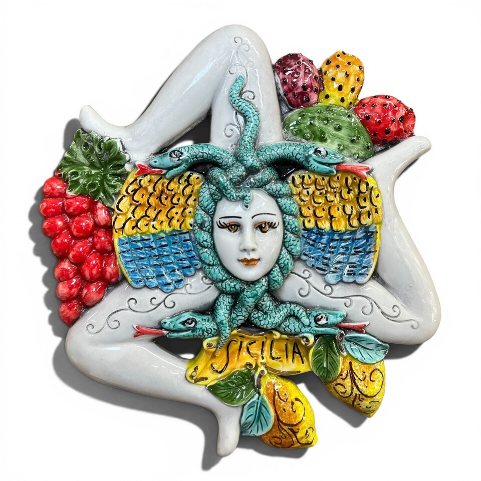 Trinacria ornamentale da parete decora con frutta in rilievo in ceramica siciliana Produzione artigianale di Caltagirone lunghezza 30cm