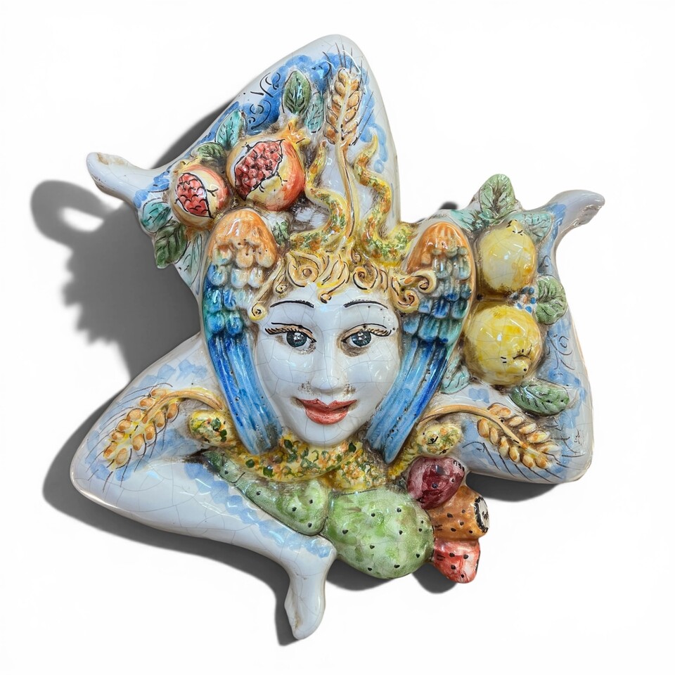 Trinacria ornamentale da parete decora con frutta in rilievo effetto craquelé in ceramica siciliana Produzione artigianale di Caltagirone lunghezza 38cm