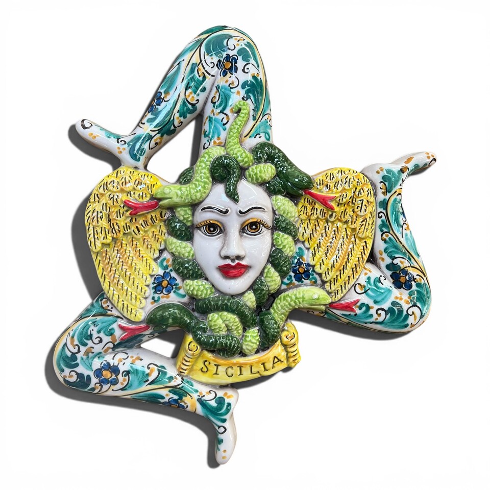 Trinacria ornamentale da parete decoro seicento verde in ceramica siciliana Produzione artigianale di Caltagirone lunghezza 36cm