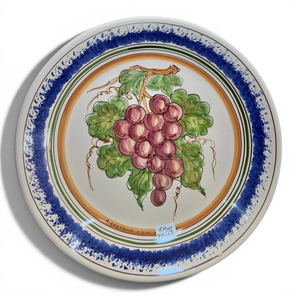 Piatto ornamentale da parete decoro uva popolare rustico in ceramica siciliana Produzione artigianale di Caltagirone diametro 36cm