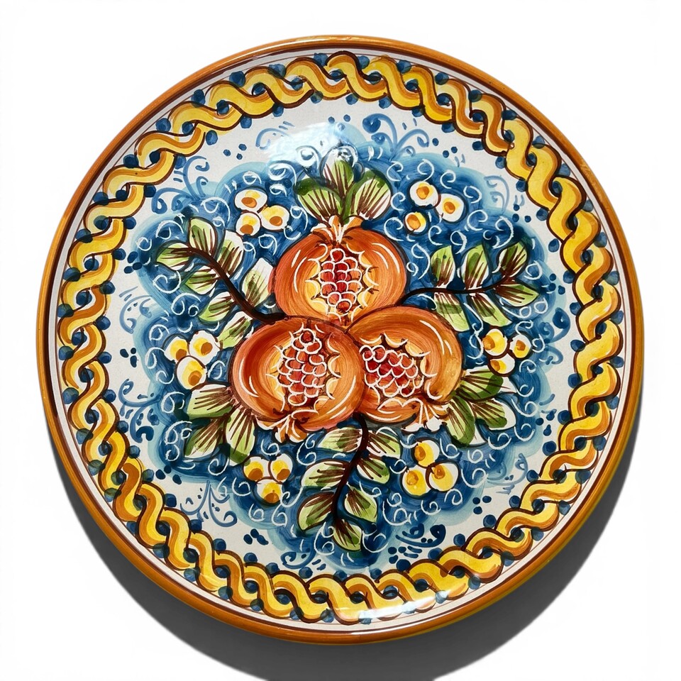 Piatto ornamentale da parete decoro melograni con treccia fondo blu in ceramica siciliana Produzione artigianale di Caltagirone Diametro 30cm