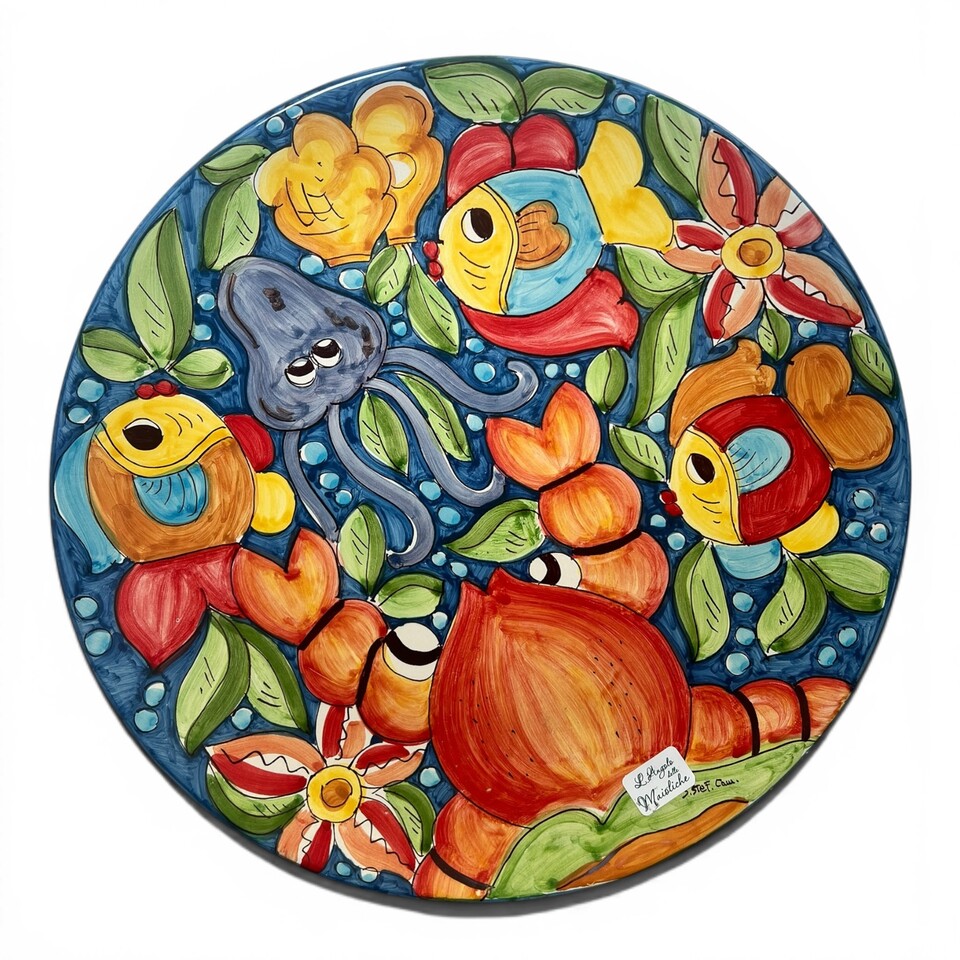 Piatto ornamentale da parete decoro naif con pesci tema marino in ceramica siciliana Produzione artigianale di Caltagirone Diametro 37cm