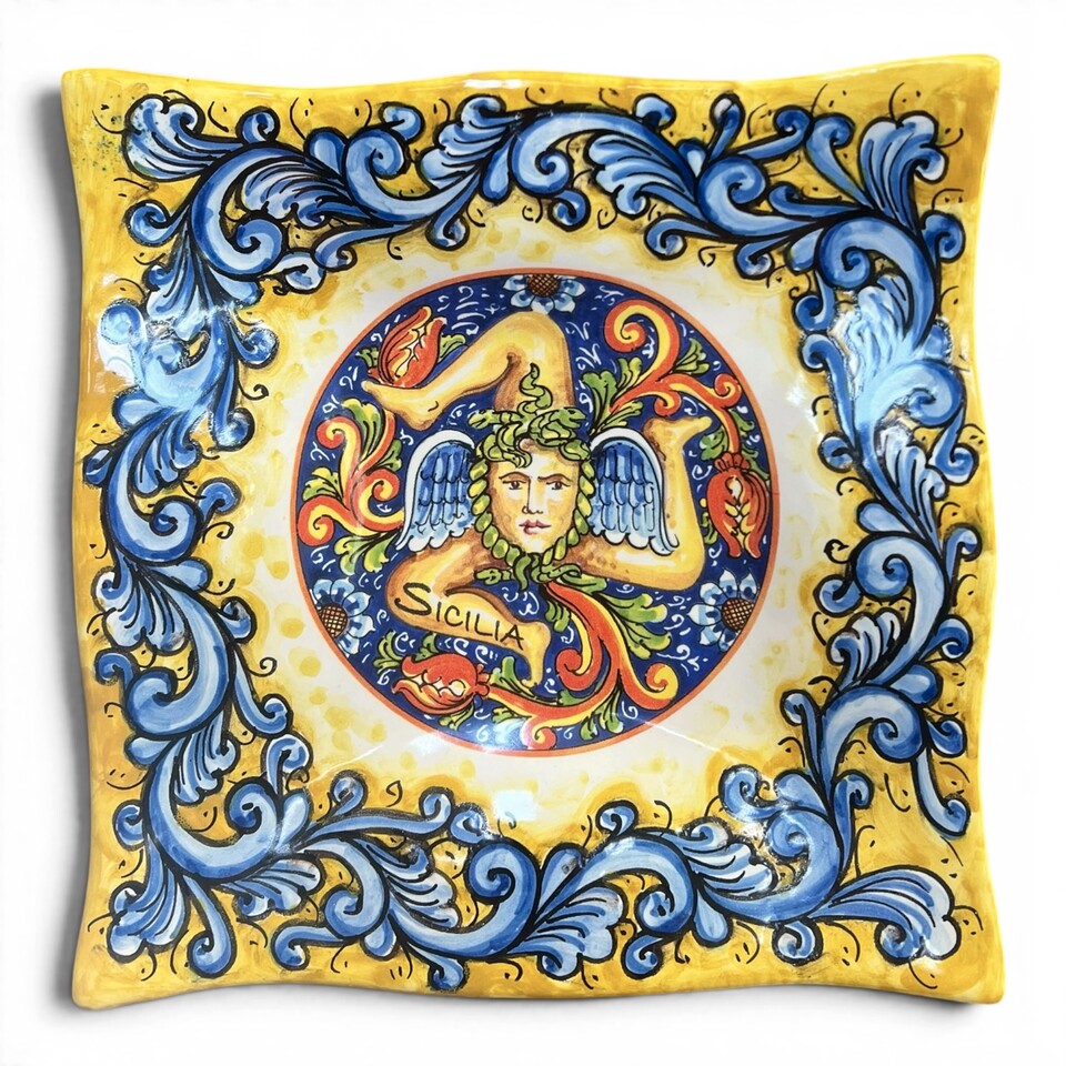 Piatto quadrato da parete decoro trinacria ornato blu fondo giallo in ceramica siciliana Produzione artigianale di Santo Stefano di Camastra varie misure