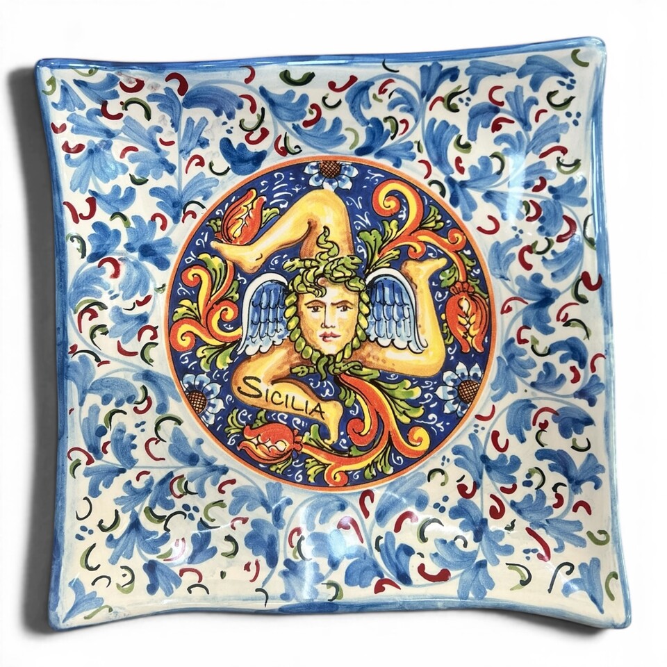 Piatto quadrato da parete decoro trinacria angelica blu in ceramica siciliana Produzione artigianale di Santo Stefano di Camastra varie misure
