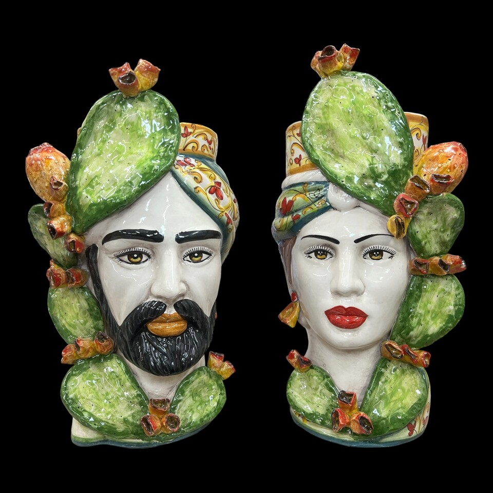 Teste di moro con fichi d’india applicati decoro seicento verde in ceramica siciliana Produzione artigianale di Caltagirone h.40cm