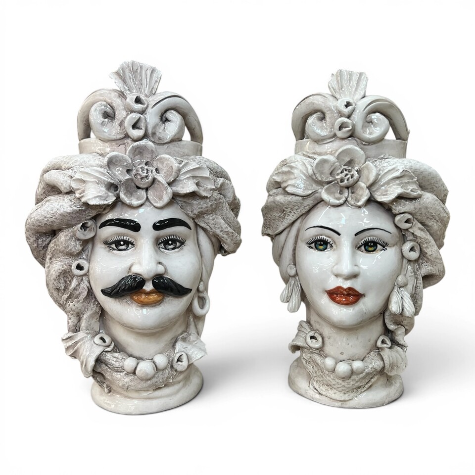 Teste di moro decoro fumé bianco antico con corona e turbante in ceramica siciliana Produzione artigianale di Caltagirone h.30cm