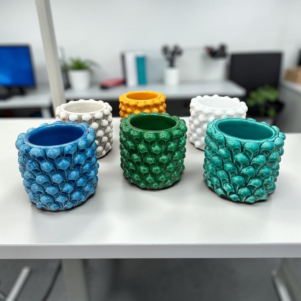 Vaso porta penne da scrivania a forma di pigna in ceramica siciliana vari colori Produzione artigianale di Caltagirone h.11cm
