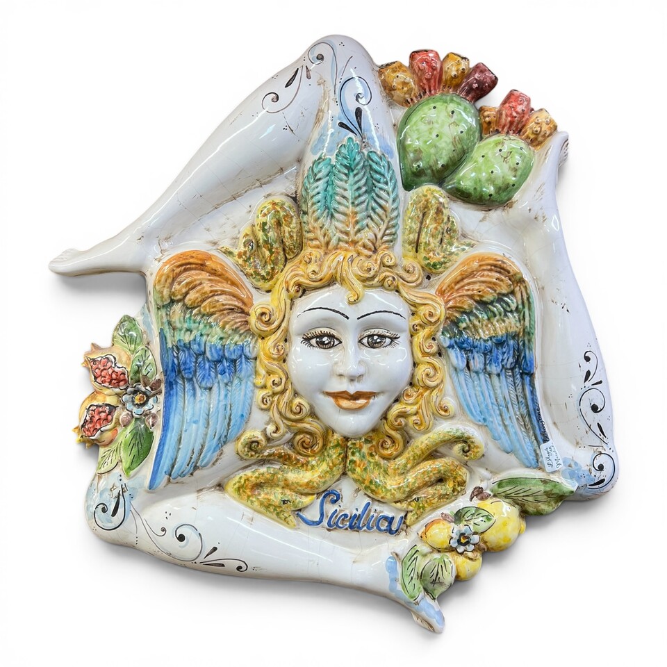 Trinacria ornamentale da parete decora con frutta in rilievo effetto craquelé in ceramica siciliana Produzione artigianale di Caltagirone Lunghezza 55cm