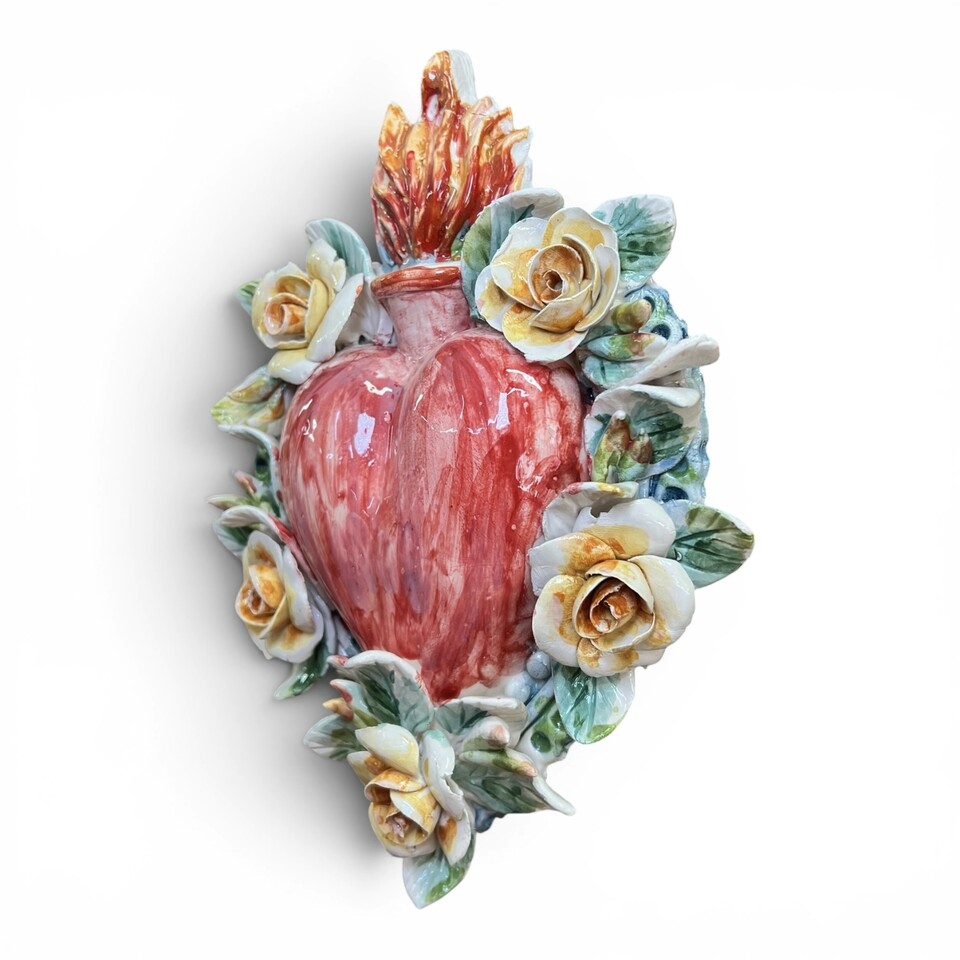 Cuore Sacro Ex Voto da parete decoro rosso chiaro con rose gialle e bianche in ceramica siciliana Produzione artigianale di Palermo h.27cm