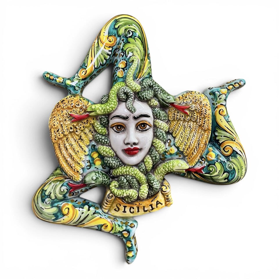 Trinacria ornamentale da parete decoro ornato fondo verde in ceramica siciliana Produzione artigianale di Caltagirone lunghezza 36cm