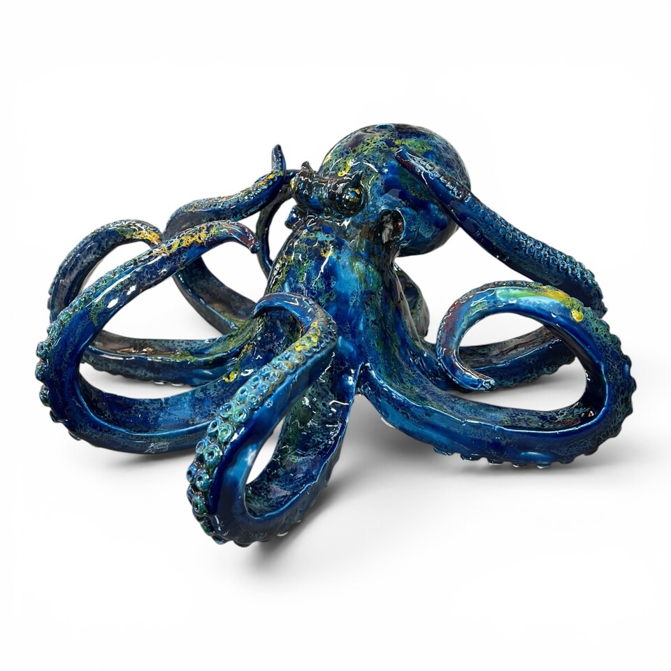 Scultura Polpo gigante decoro blu marino sfumature rosse e gialle in ceramica siciliana Produzione artigianale di Palermo lunghezza 40cm