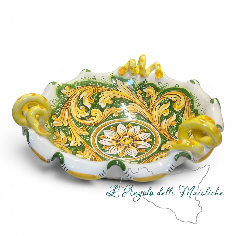 Centrotavola smerlato con manici decoro ornato giallo fondo verde in ceramica siciliana Produzione artigianale di Caltagirone Diametro 40cm
