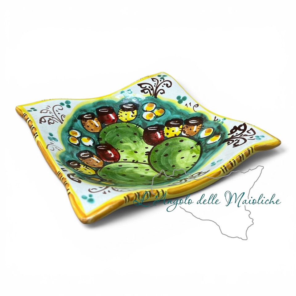 Svuota tasche porta caramelle decoro fichi d’india fondo verde in ceramica siciliana Produzione artigianale di Caltagirone Lunghezza 17cm