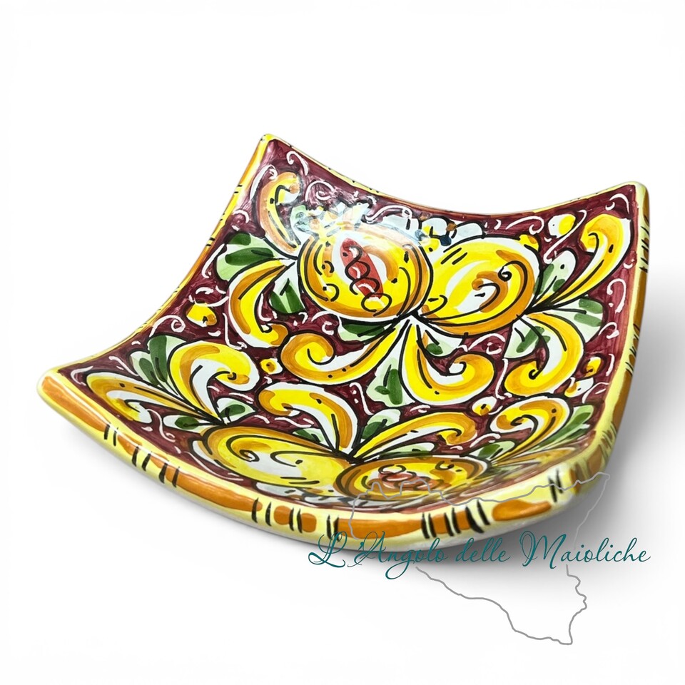 Svuota tasche Porta caramelle con limoni e melograni fondo bordeaux in ceramica siciliana Produzione artigianale di Caltagirone Lunghezza 17cm