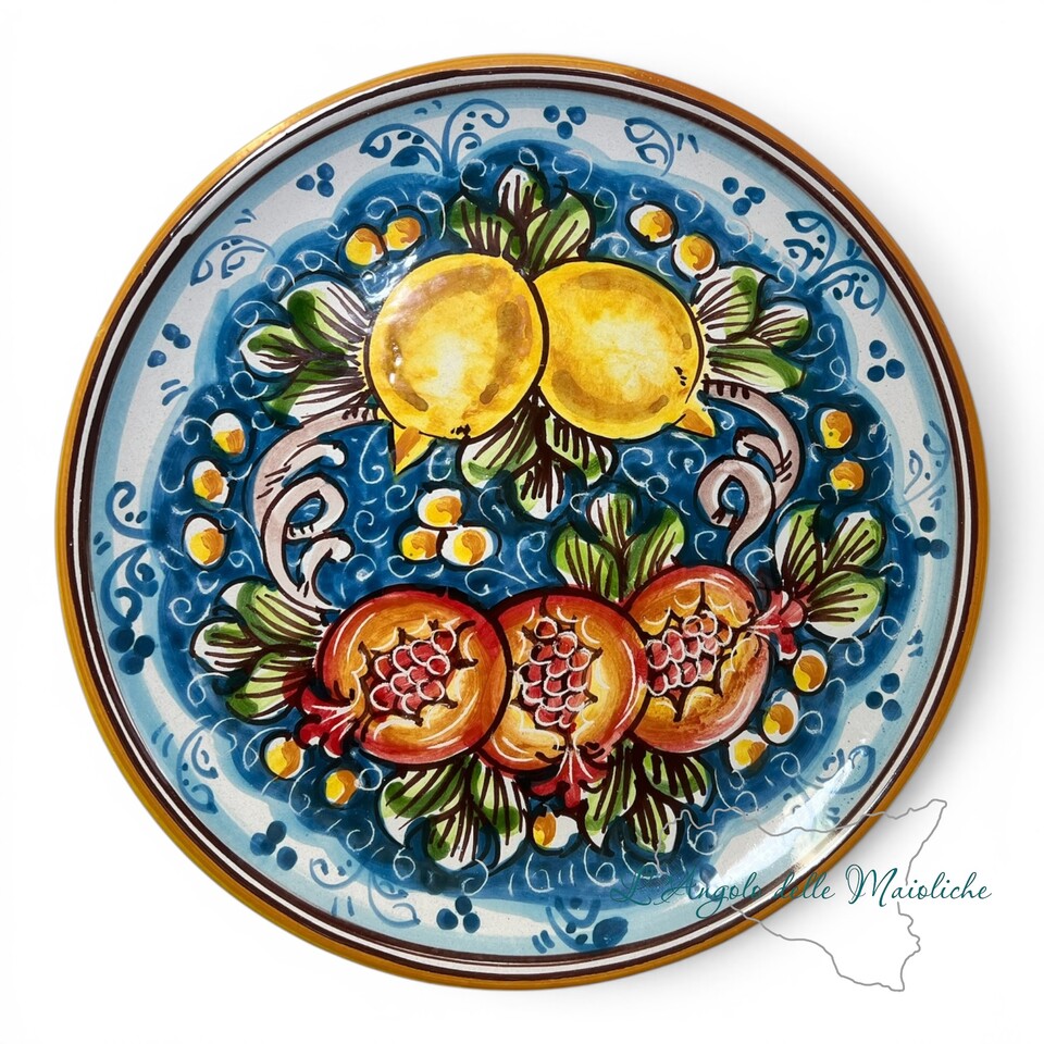 Piatto ornamentale da parete decoro limoni e melograni fondo blu in ceramica siciliana Produzione artigianale di Caltagirone diametro 26cm