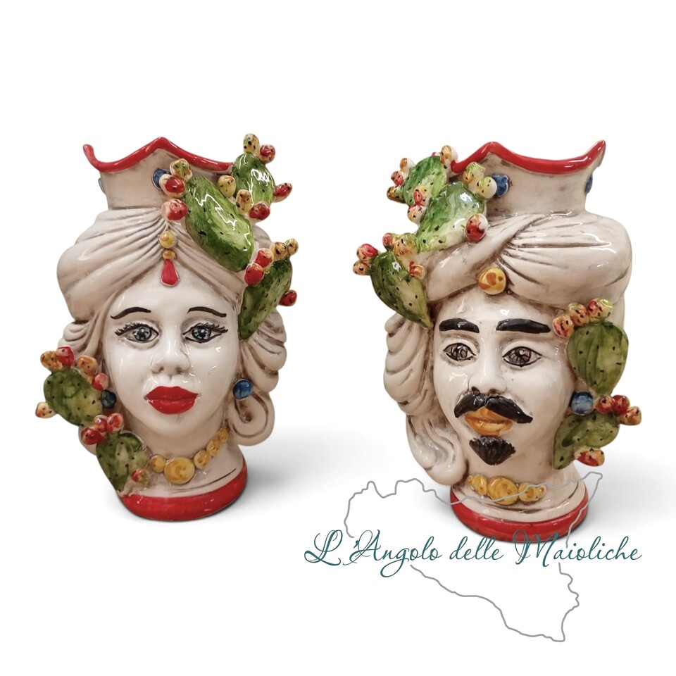 Teste di moro con corona turbante e fichi d’india applicati decoro rosso fumé in ceramica siciliana Produzione artigianale di Caltagirone h.20cm