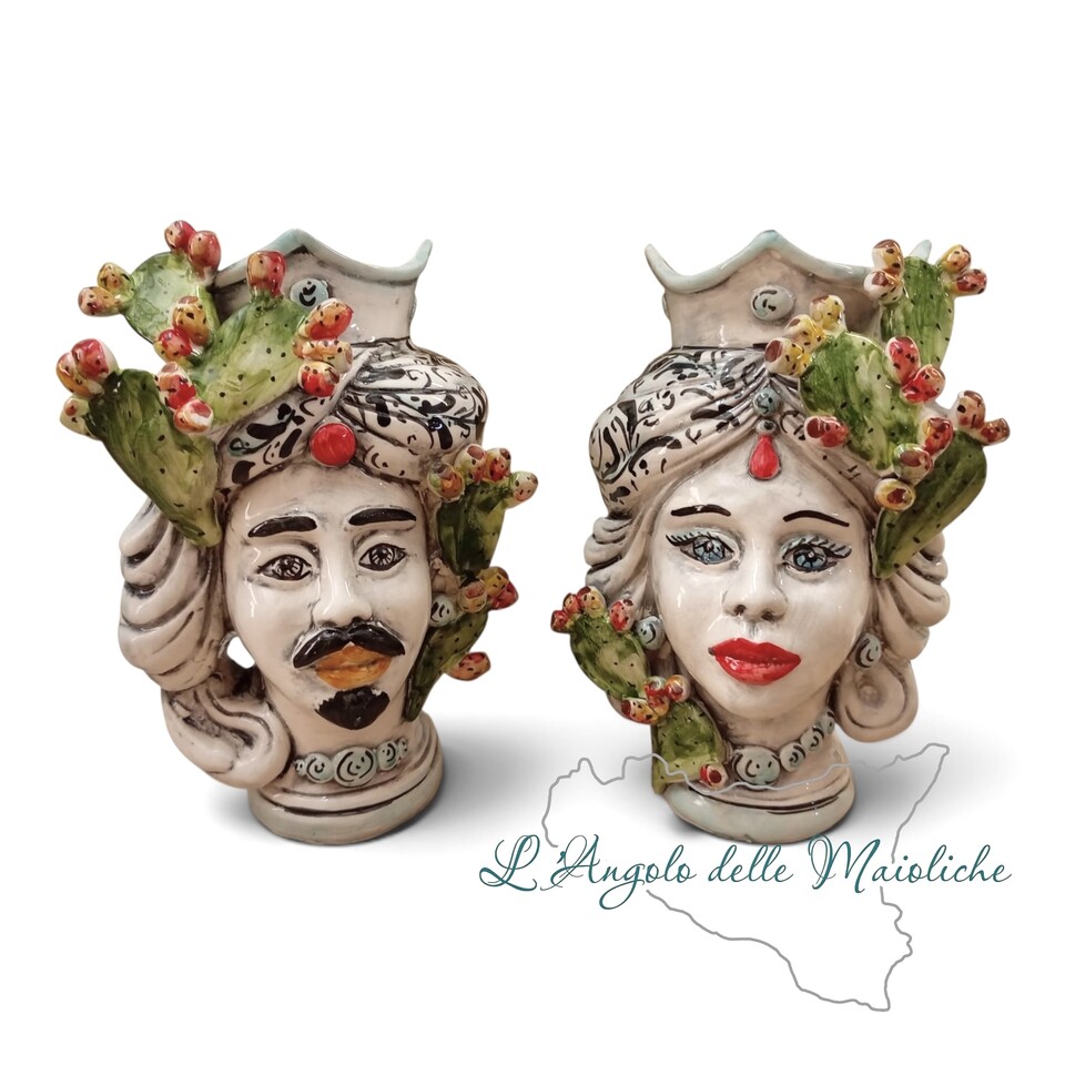 Teste di moro con corona turbante e fichi d’india applicati decoro fumé in ceramica siciliana Produzione artigianale di Caltagirone h.20cm