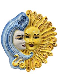 Sole e luna abbraccio da parete decoro giallo e azzurro Produzione artigianale di Santo Stefano di Camastra lunghezza 25cm