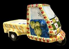 Moto Ape Piaggio in ceramica siciliana decoro carretto con fichi d'india e limoni Produzione artigianale di Santo Stefano di Camastra lunghezza 25cm