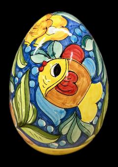 Uovo in ceramica siciliana decoro naif con pesci Produzione artigianale di Santo Stefano di Camastra h.23cm