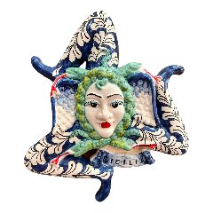 Trinacria in ceramica siciliana decoro ornato barocco bianco fondo blu Produzione artigianale  di Caltagirone Lunghezza 28cm