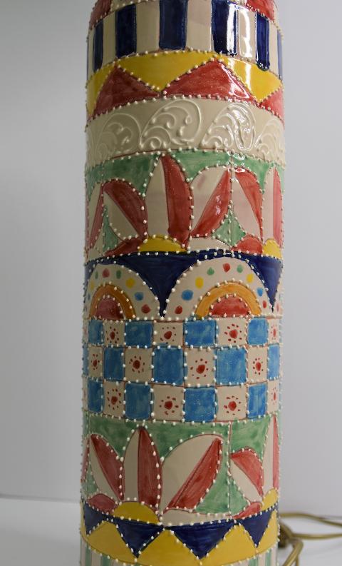 Lume in ceramica con decoro bianco in rilievo Produzione artigianale di Santo Stefano di Camastra h.75