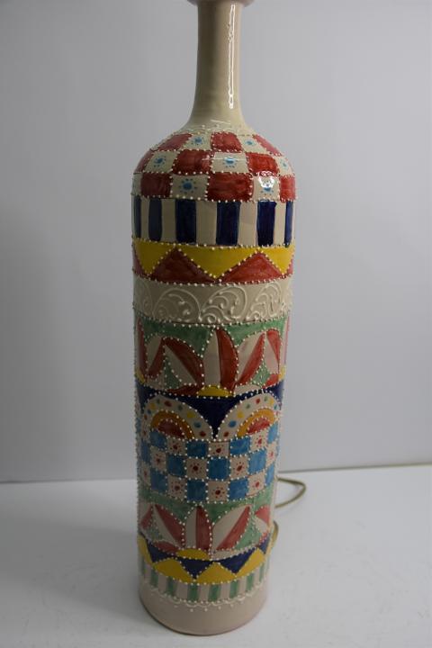 Lume in ceramica con decoro bianco in rilievo Produzione artigianale di Santo Stefano di Camastra h.75