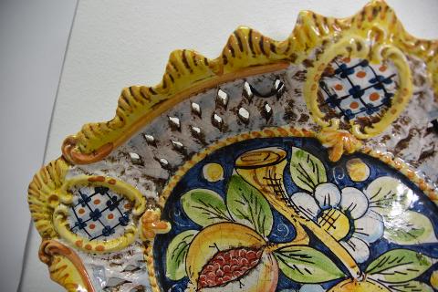 Piatto con limoni e melograni traforato in ceramica Produzione artigianale di Caltagirone  Lunghezza 45 cm