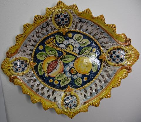 Piatto con limoni e melograni traforato in ceramica Produzione artigianale di Caltagirone  Lunghezza 45 cm