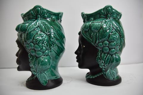 Coppia teste di moro con frutta Produzione artigianale di Caltagirone  h.25 cm