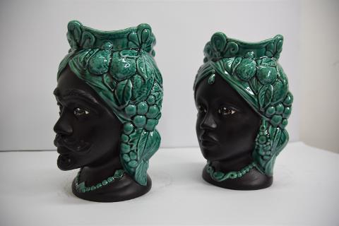 Coppia teste di moro con frutta Produzione artigianale di Caltagirone  h.25 cm