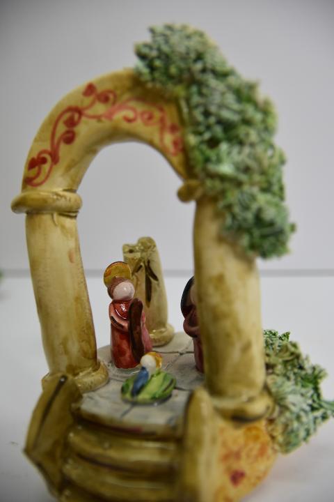 Presepe in ceramica con arcata Produzione artigianale di Caltagirone  h.15